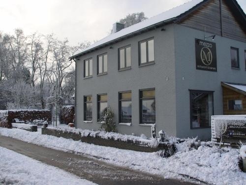 Mezzo Restaurant & Kamers