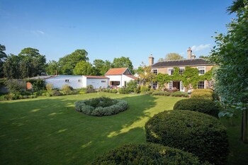 Secluded Country House Gem With Swimming Pool & Tennis Court
