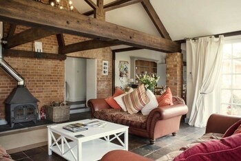 Superb Detached Grade Ii Conversion Of An Original Apple Mill With Hot Tub & Free Membership To Nearby Leisure Club