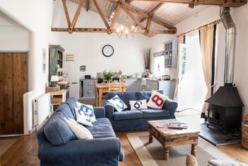 Superb Detached Grade Ii Listed Barn Conversion With Hot Tub & Free Membership To Nearby Leisure Club