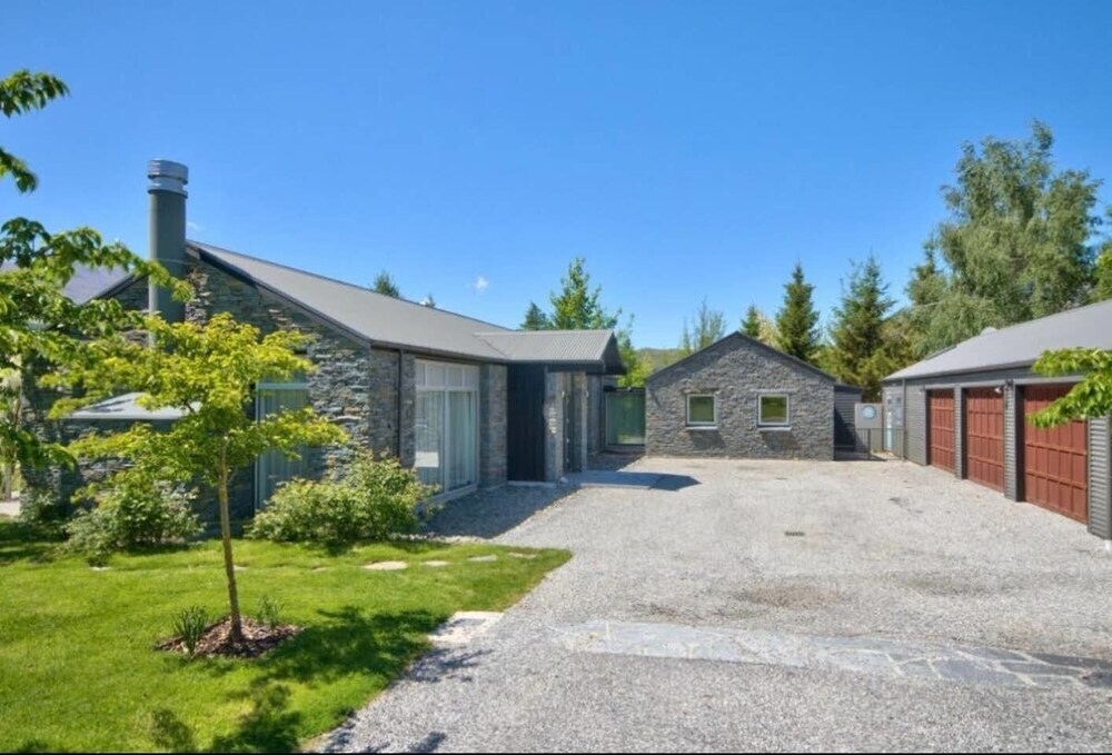 Queenstown Exclusive Retreat With Hot Tub