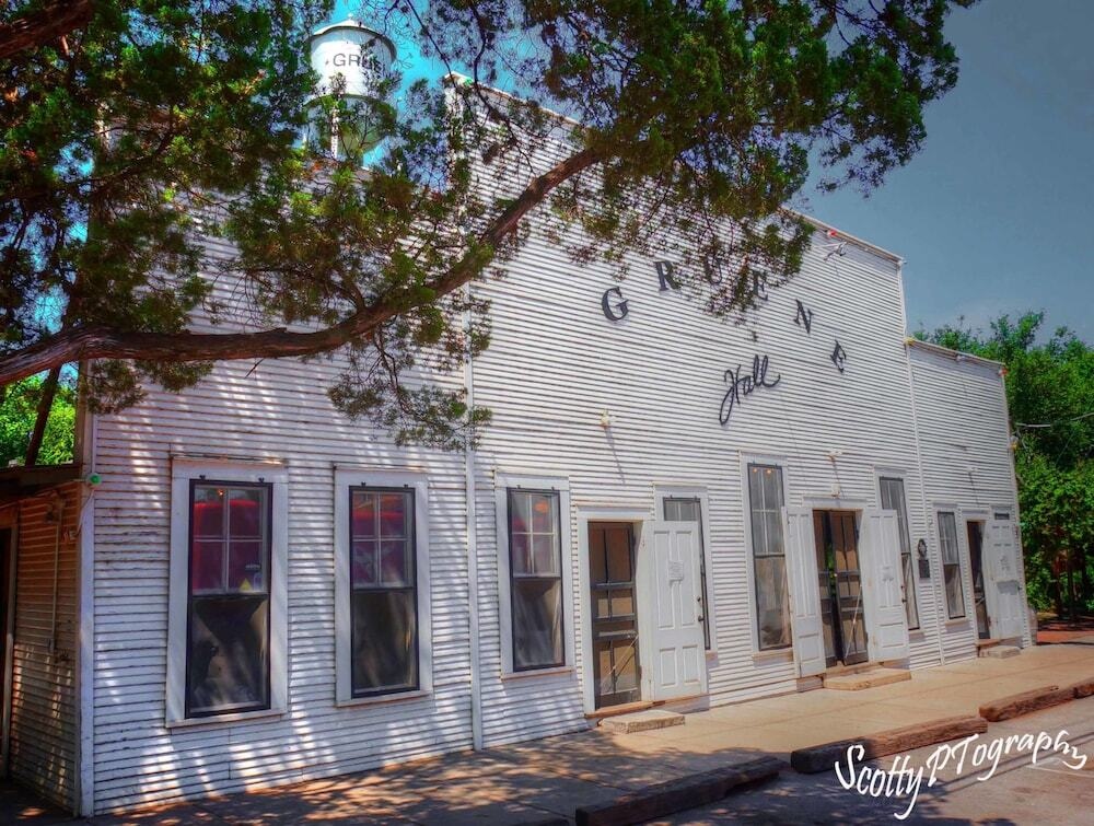 River Rd. Treehouses- Birdseye Perch 1 Bedroom 1 Bathroom Cabin