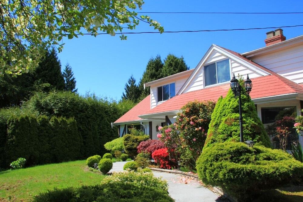 Warm And Sweet Room In West Vancouver