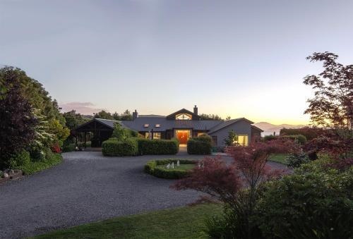 Ruru Lodge - Bed And Breakfast