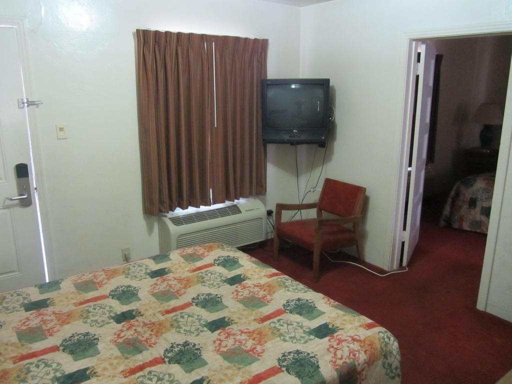 El Rancho Inn & Suites