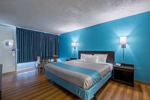 Motel 6 Pekin, IL