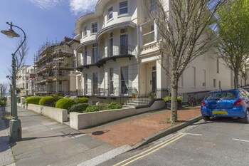 Brighton Getaways-Landsdowne Regency Apt
