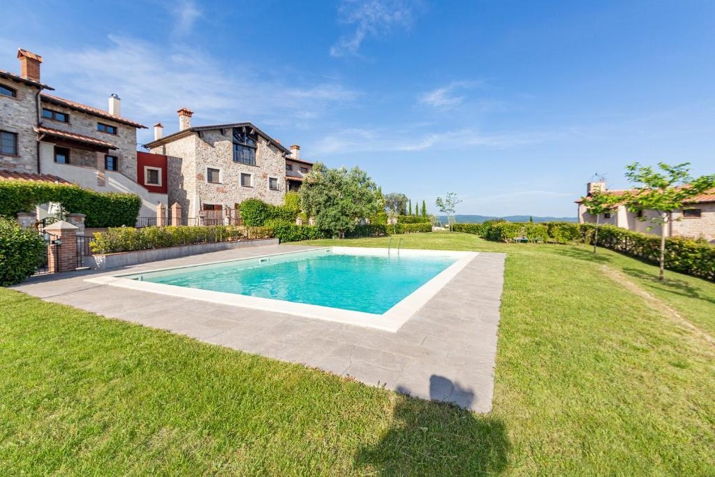 Bright Apt With Terrace and Shared Pool - Happy Rentals