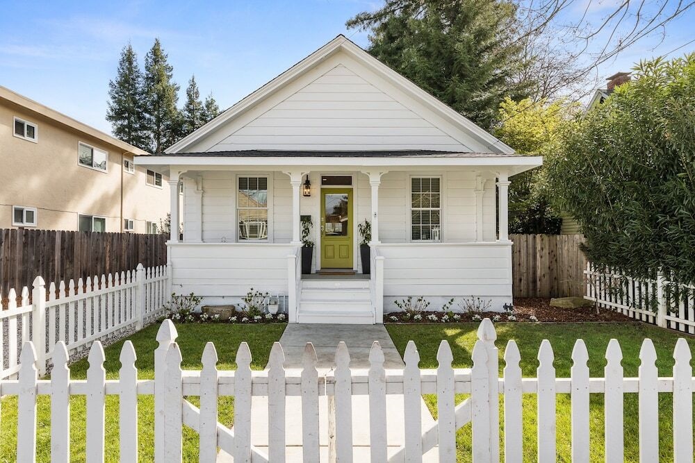 458 Coombs St Cottage 3 Bedrooms 1 Bathroom Cottage