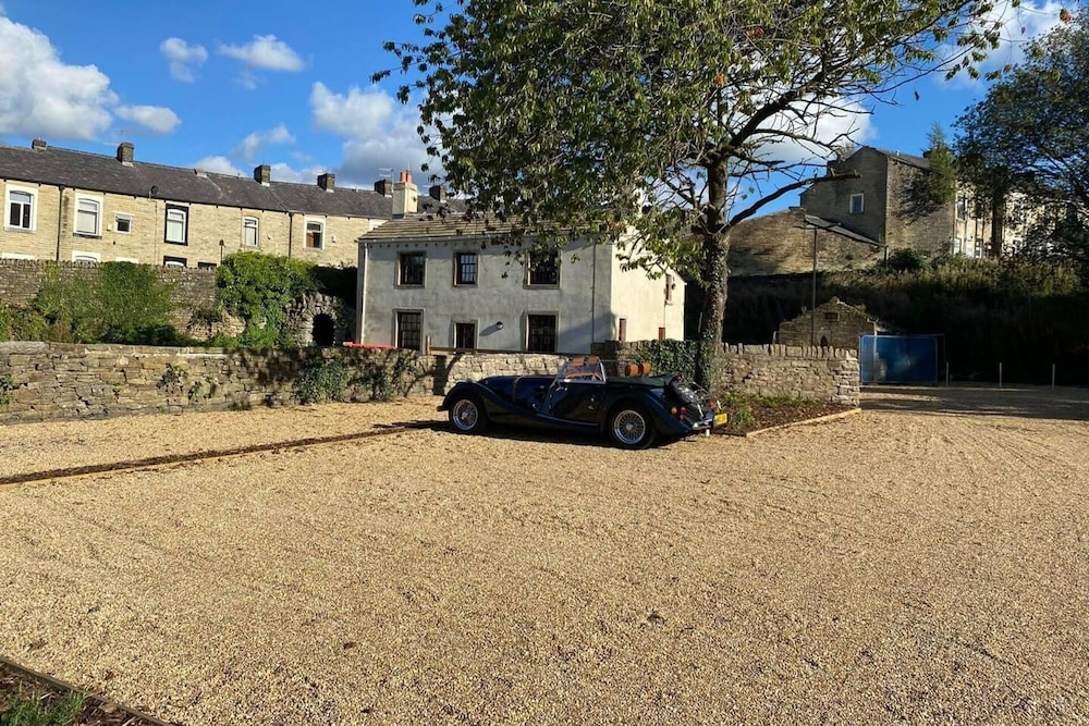 1700S Canalside Cottage Sleeps Up To 12 Guests