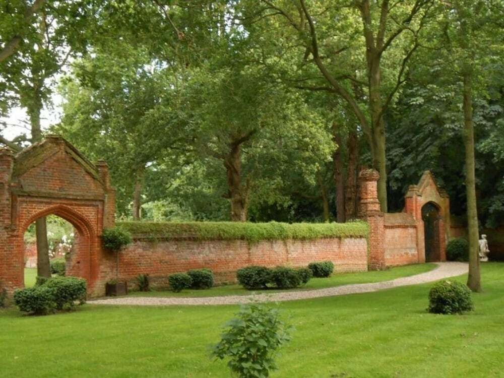 Breathtaking Elizabethan Manor House