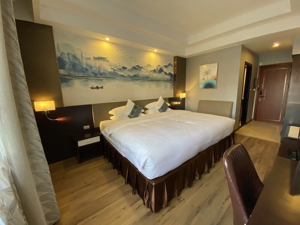 Amy Dong Do Plaza Hotel