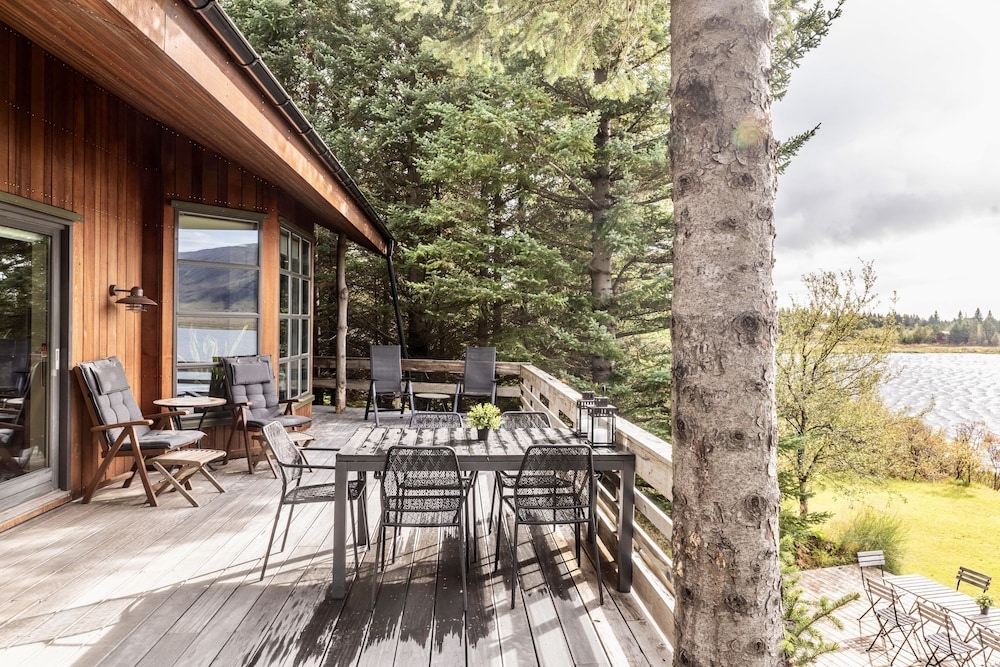 Áslundur Lakefront Cabin
