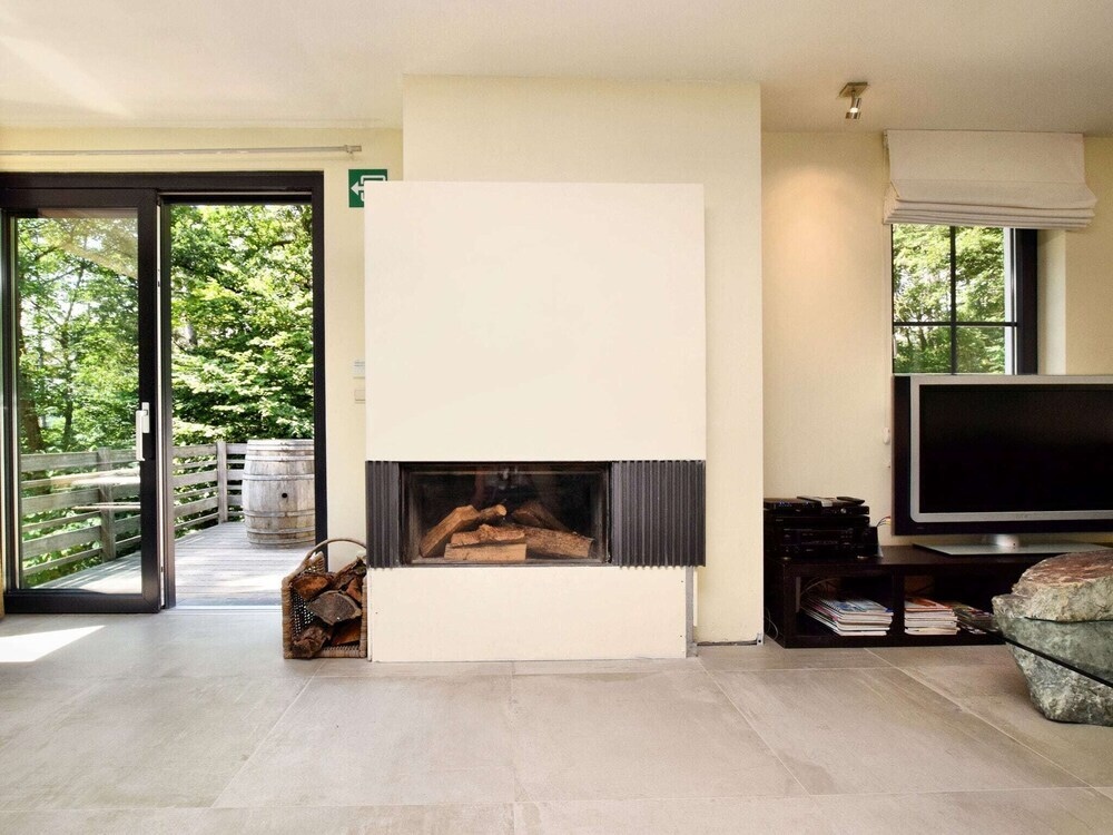 Beautiful, Modern House With Stunning Views, hot tub and Sauna in Green Surroundings