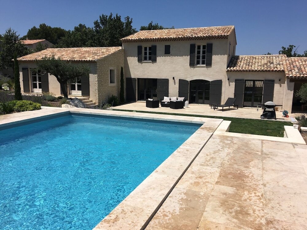 Beautiful villa with air conditioning large private swimming pool and near St Remy de Provence
