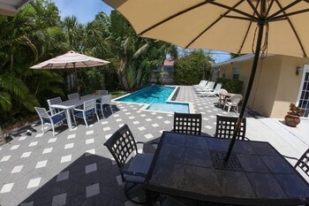 Beautiful Home Close To The Beach w Pool & Patio