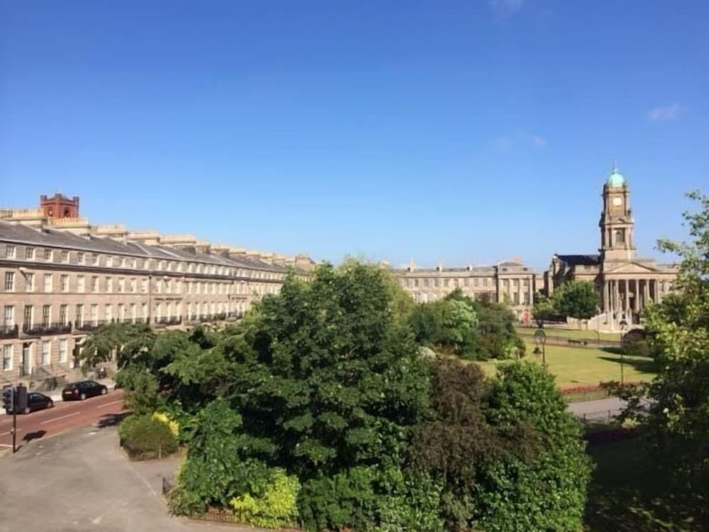 2-Bed Flat In Hamilton Square
