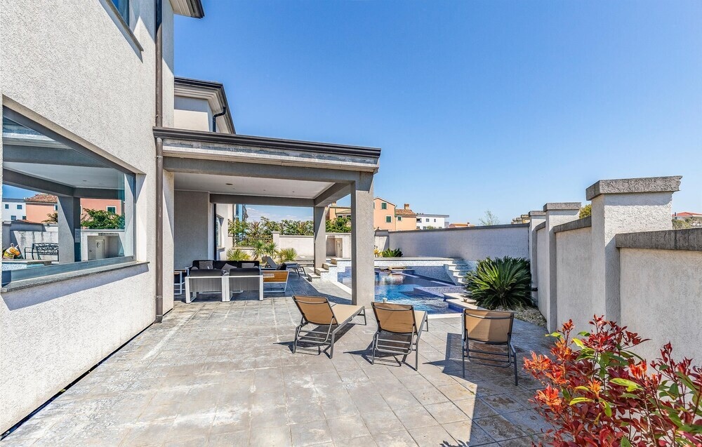 Amazing Home In Banjole With Jacuzzi, Wifi And 4 Bedrooms