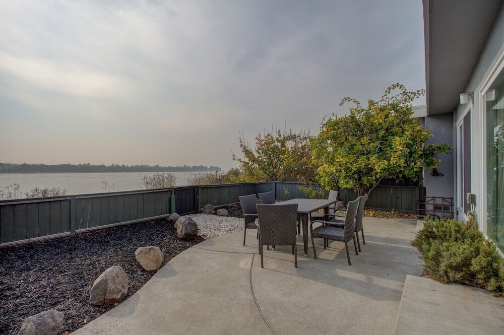 Bird Paradise: Serene Bayview Home In East Alameda 2 Bedrooms 2 Bathro