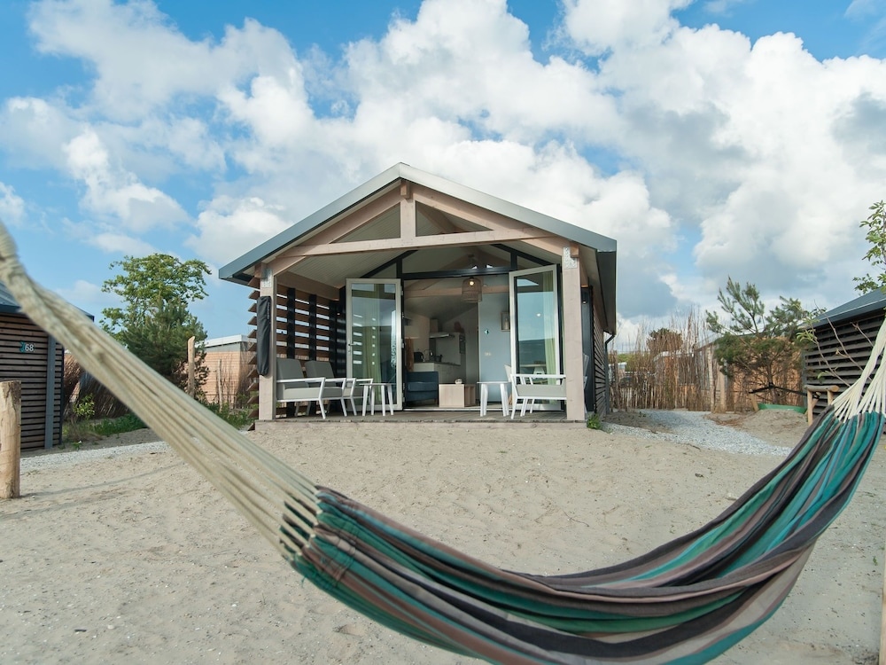 Beautiful Lodge With Hammock, Near The Beach