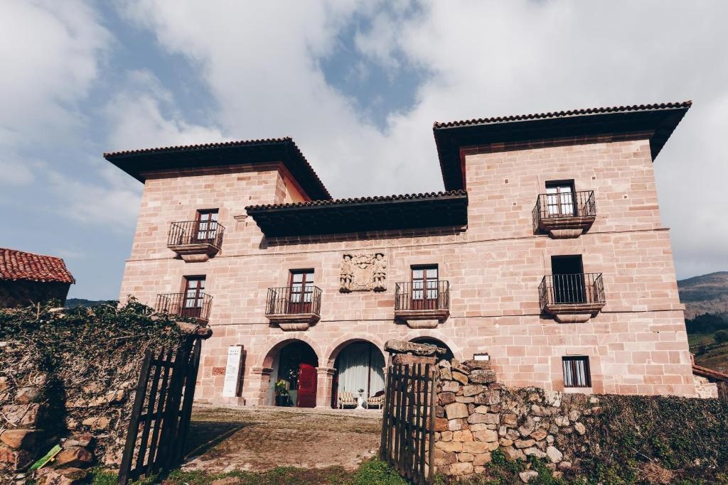 Arha Casona De Carmona (Antiguo Parador De Carmona-Cantabria)