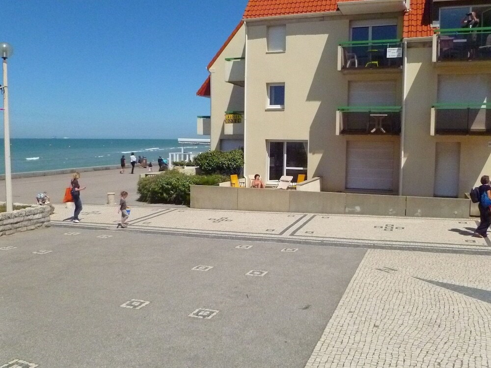 A Pleasant Little Studio Apartment With A Terrace 30 Metres From The Beach