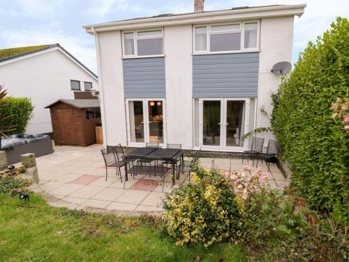 32 Gwelfor Cemaes Bay