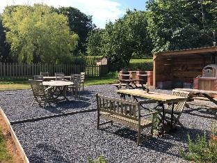 Burton Farmhouse And Garden Room Restaurant