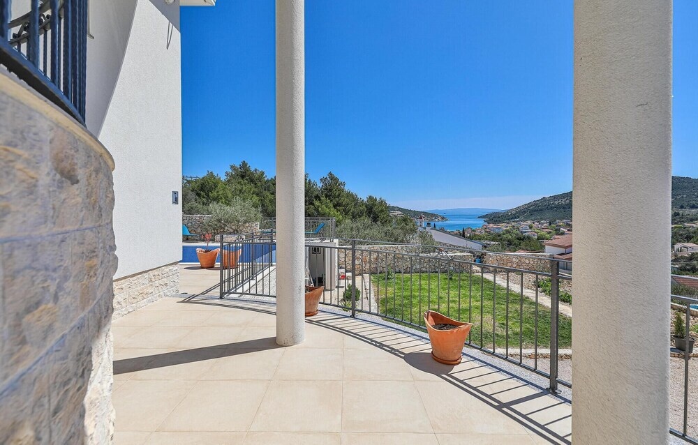 Amazing Home In Vinisce With 3 Bedrooms, Internet And Outdoor Swimming Pool