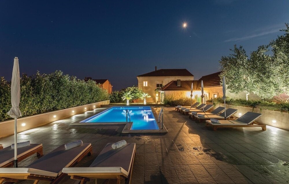 Amazing Home In Split With Wifi And 5 Bedrooms