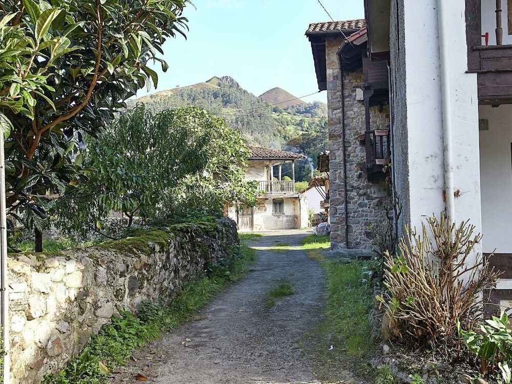 Beautiful Country House With Stunning Views Of The Mountains Of Asturias