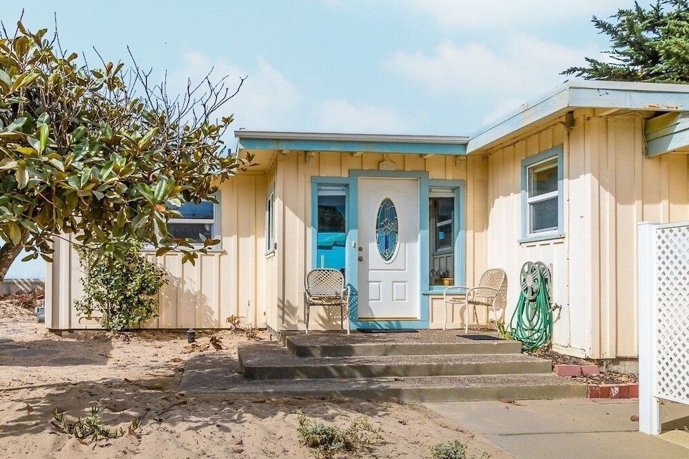 Oceanfront  W/ Direct Beach Access 3 Bedroom Home