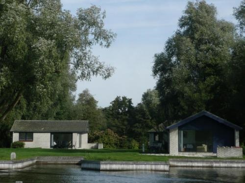 Bungalow On A Private Island In The Loosdrechtse Plassen