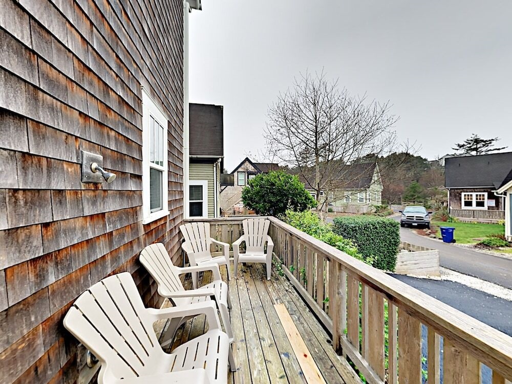 2751 SW Beach Ave Home 3 Bedrooms 2.5 Bathrooms Home