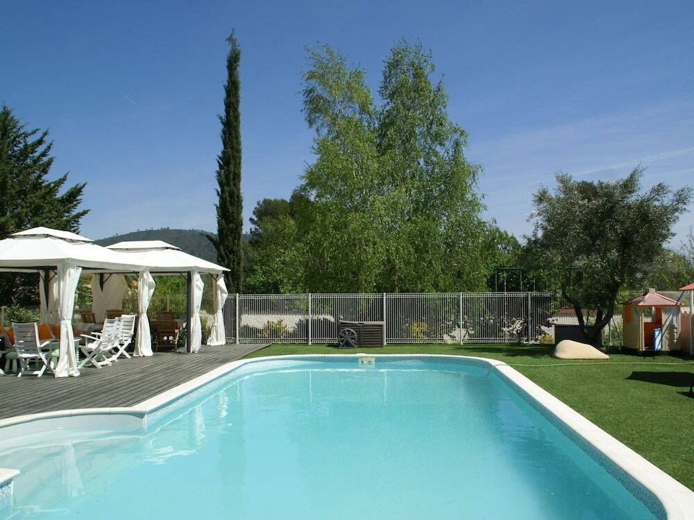 Airconditioned, Spacious Villa in Gareoult With a Private Pool