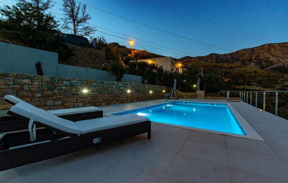 Amazing Home In Zrnovnica With Wifi And 2 Bedrooms