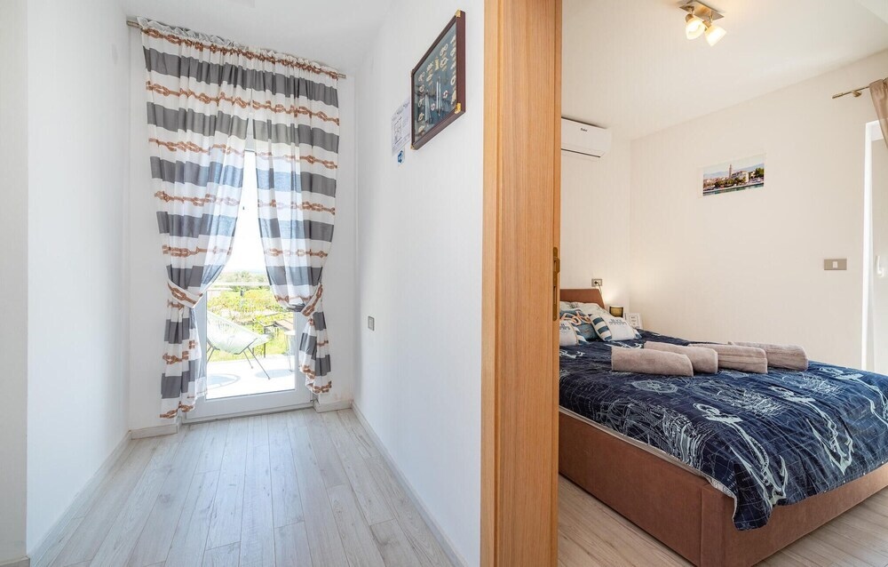 Amazing Home In Turanj With 3 Bedrooms, Jacuzzi And Wifi