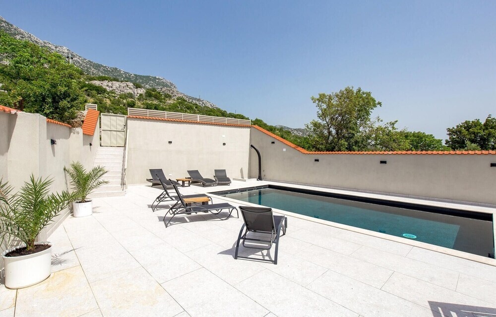 Amazing Home In Cesarica With Outdoor Swimming Pool, Hot Tub & 5 Bedrooms