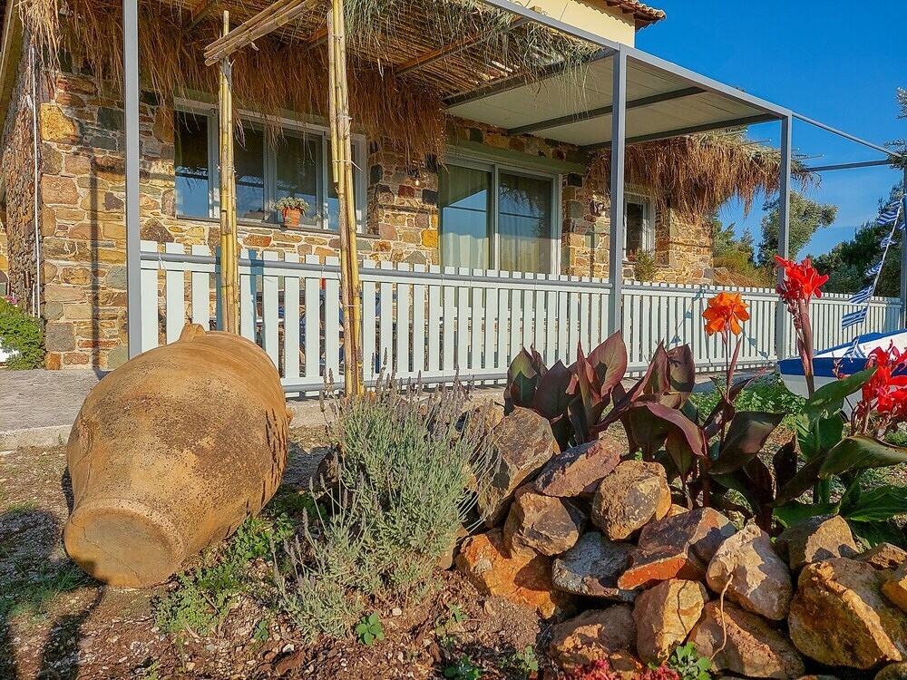 Charming 1-Bed House In Stafylos