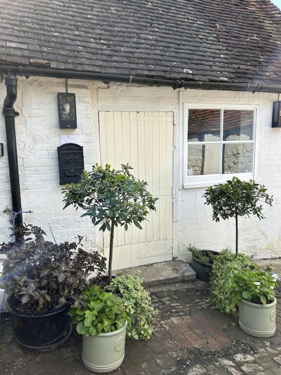 Petworth Cottage-sleeps 6-pet Friendly-central