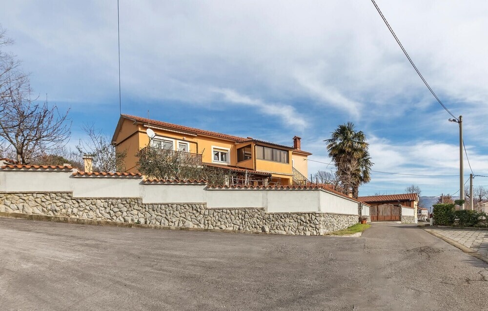 Amazing Home In Sumber With Wifi And 4 Bedrooms