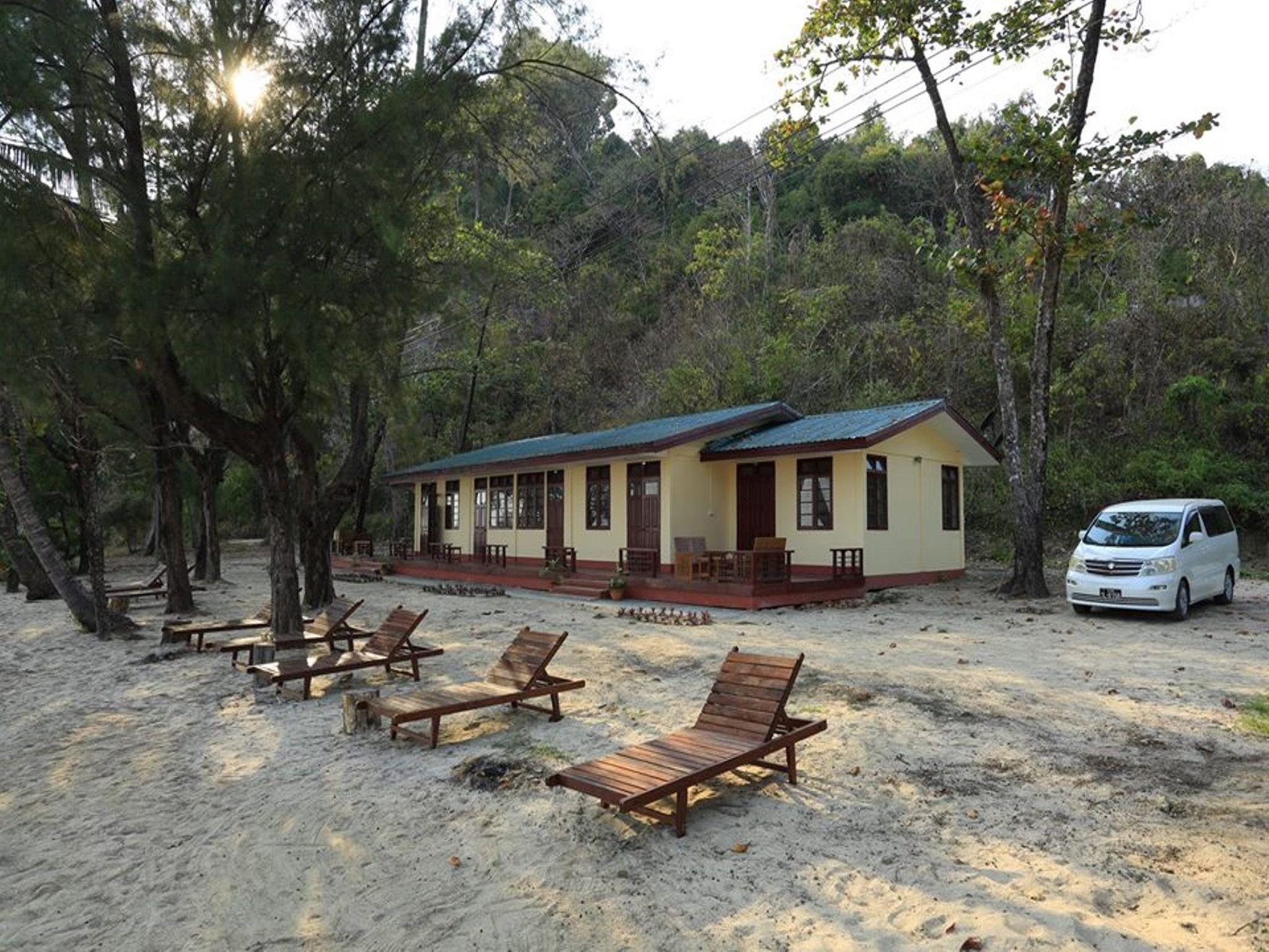 Coconut Island Resort Ngapal