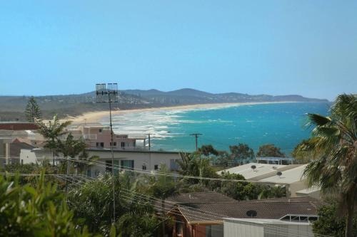 32 Barra Crescent, Coolum Beach. Bond 500, FOXTEL, WIFI, Linen Supplied