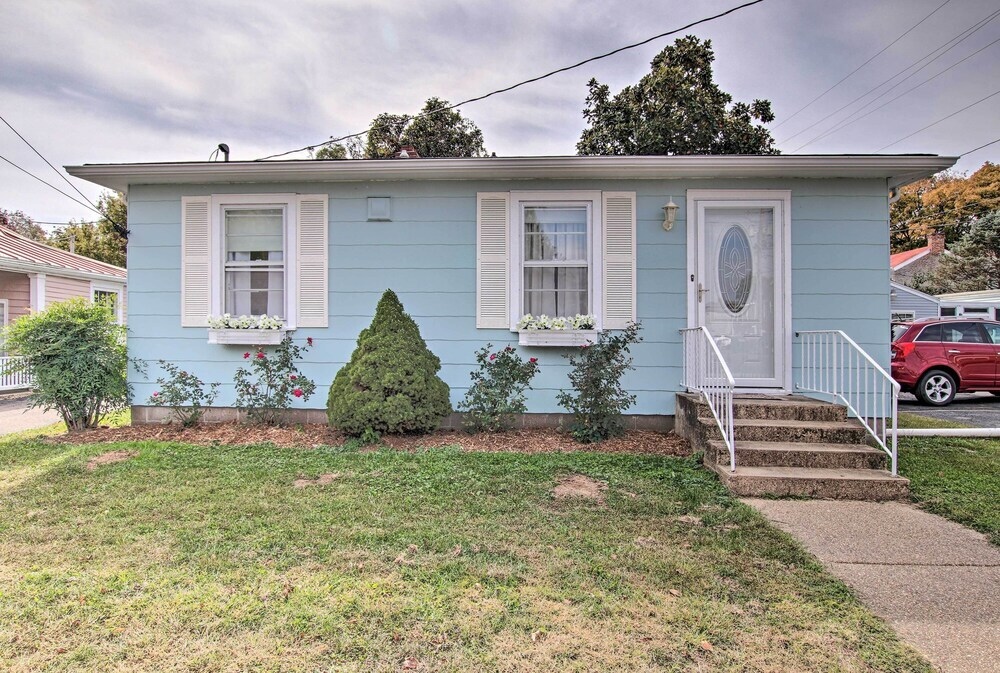 Cottage W/ Yard, Walk To Historic Attractions
