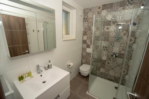 Crowonder Villa Median