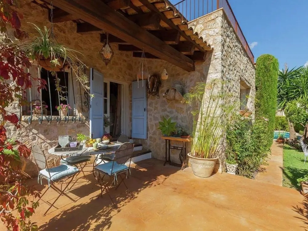 Belvilla by OYO Font