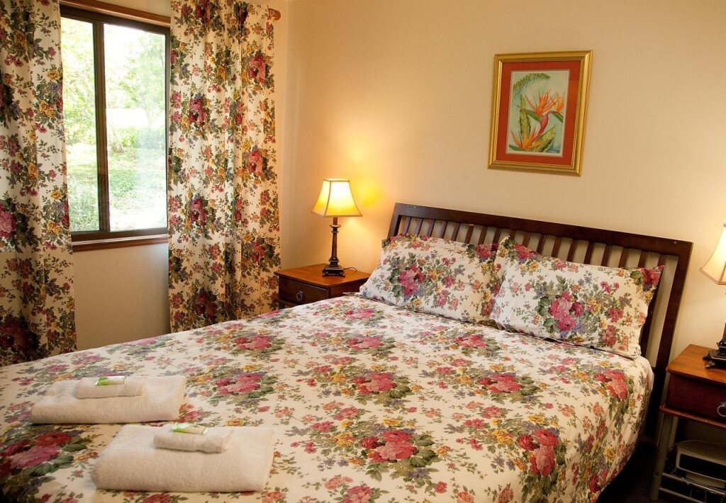 Lake Eacham Tourist Park & Self Contained Cabins