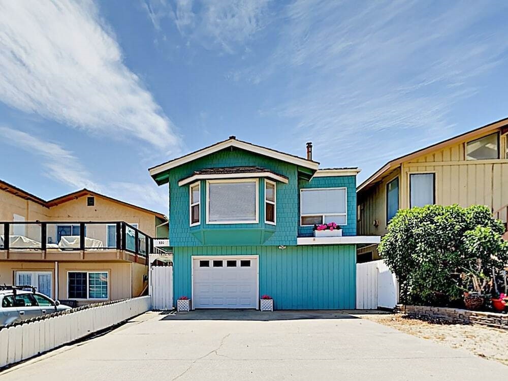 Airy Beach W/ Ocean Views, Balcony & Patio 3 Bedroom Home