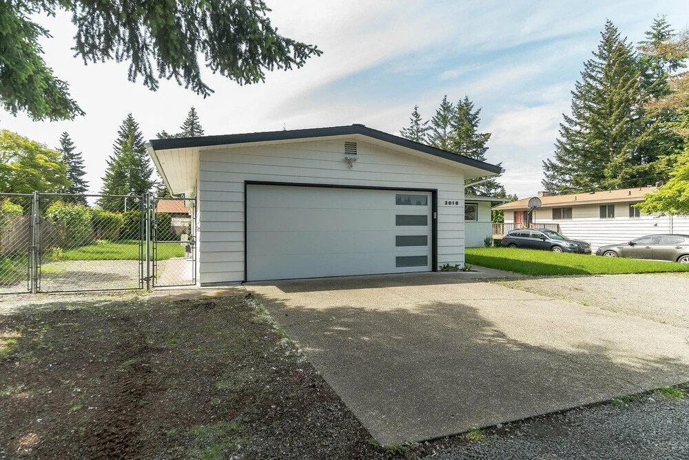 Adorably Renovated Spacious Bungalow 3 Bedroom Bungalow By Redawning