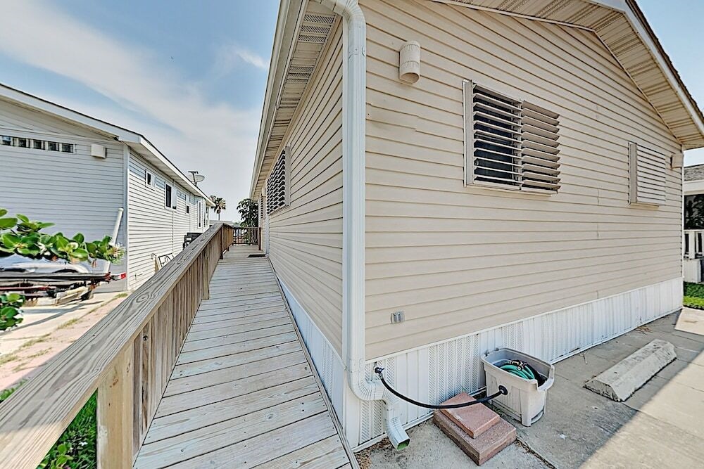 Bayside Getaway: Pools, Tennis, Golf, Private Dock 1 Bedroom Home